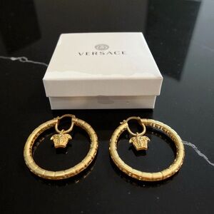 Gold Iconic Medusa Charm Hoop
Earrings✨Fashion‼️Full Inclusion Comes W Box 🎁